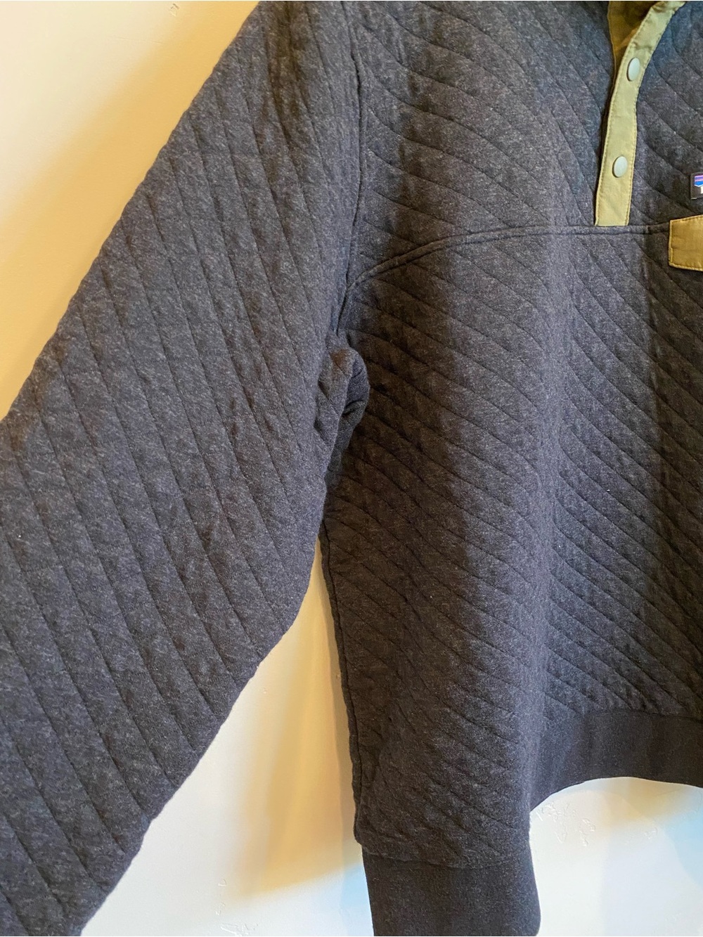 PATAGONIA Heathered Black & Green Organic Cotton Blend Quilt Snap T Pull Over - Picture 8 of 10